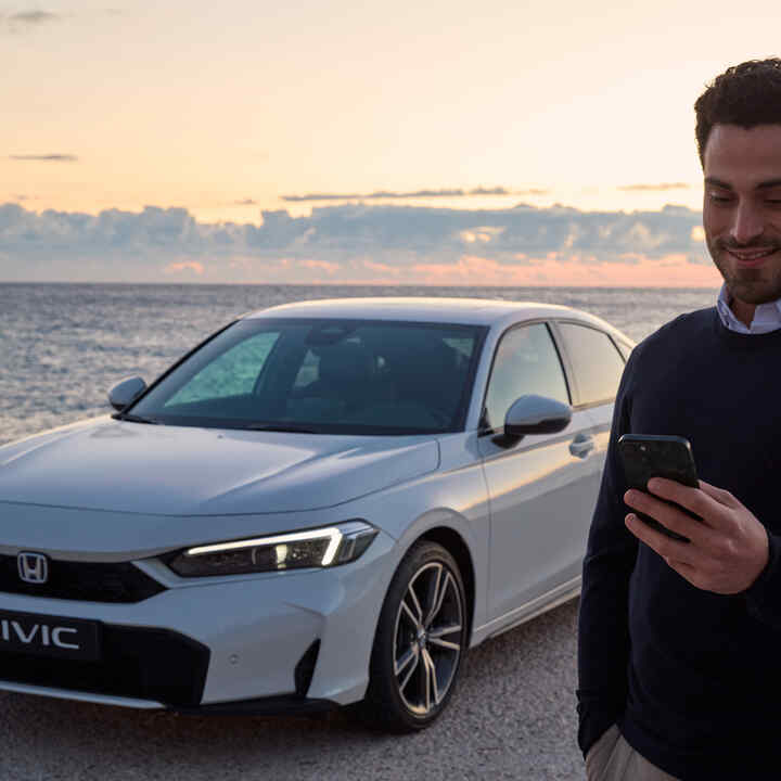 Közelkép a Honda Civic Hybrid műszercsoportjáról.