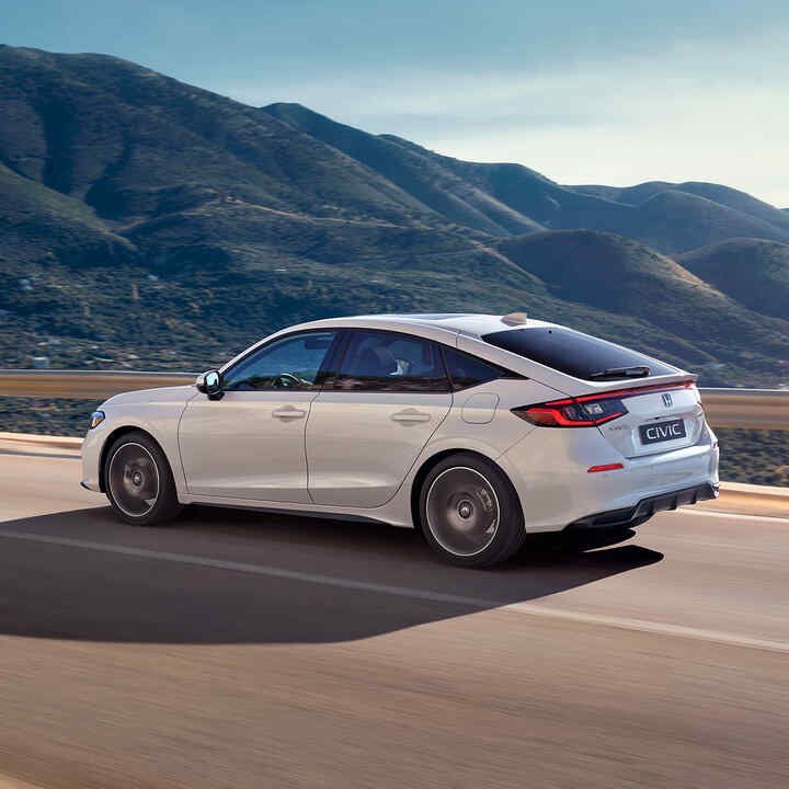 Honda Civic Hybrid mozgás közben az autópályán, festői környezetben.