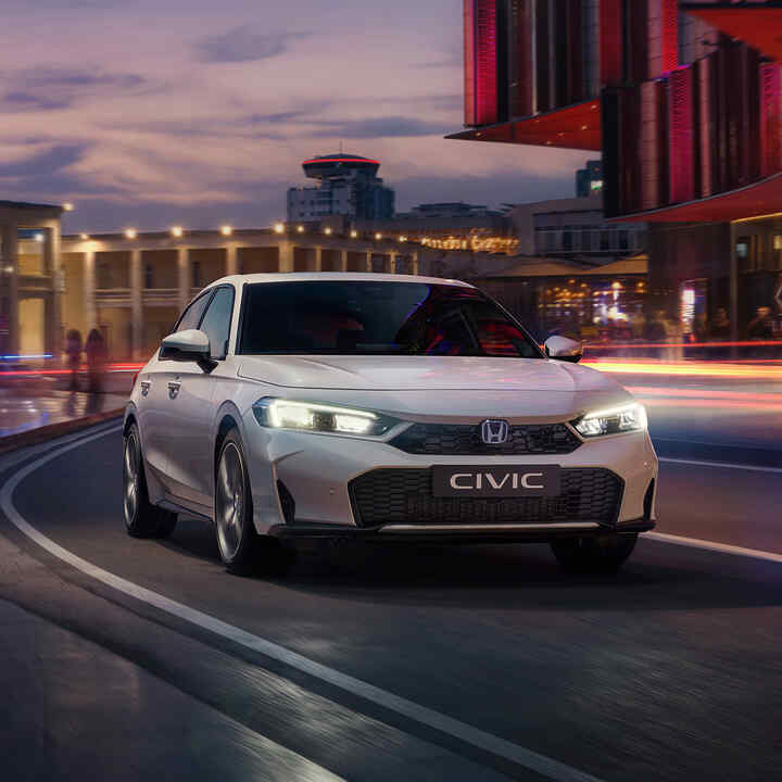 Civic Hybrid a városban, az úton, hajnalban