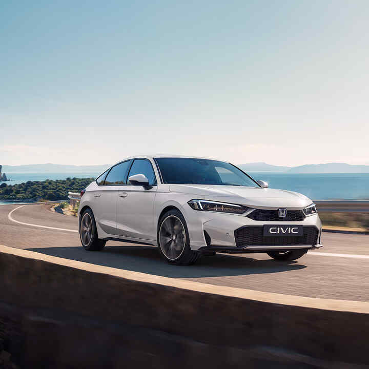 A Honda Civic Hybrid egy festői autópályán.