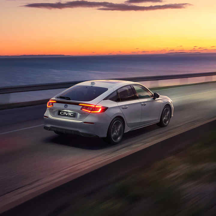 Civic Hybrid autó a naplementében.