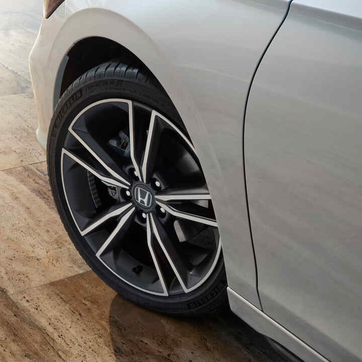 Közeli felvétel a Civic Hybrid könnyűfém keréktárcsájáról. 