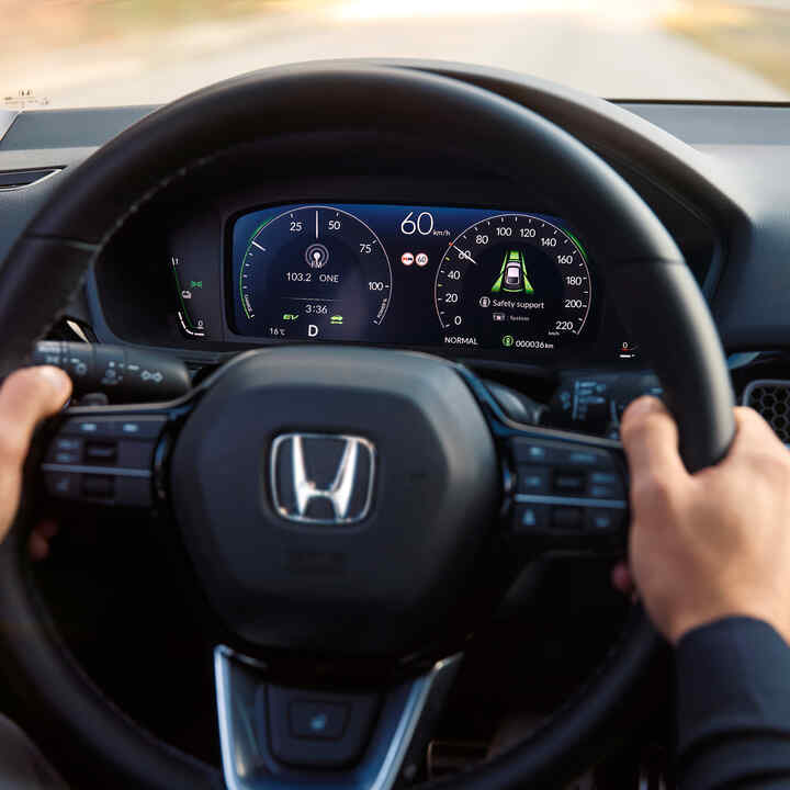 Közelkép a Honda Civic Hybrid műszerfaláról.