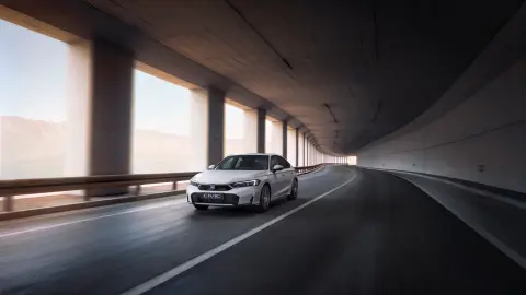 Civic Hybrid autó utcai környezetben halad.