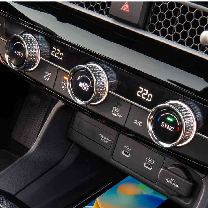 Közelkép a Civic Hybrid klímaberendezésének vezérlőjéről.