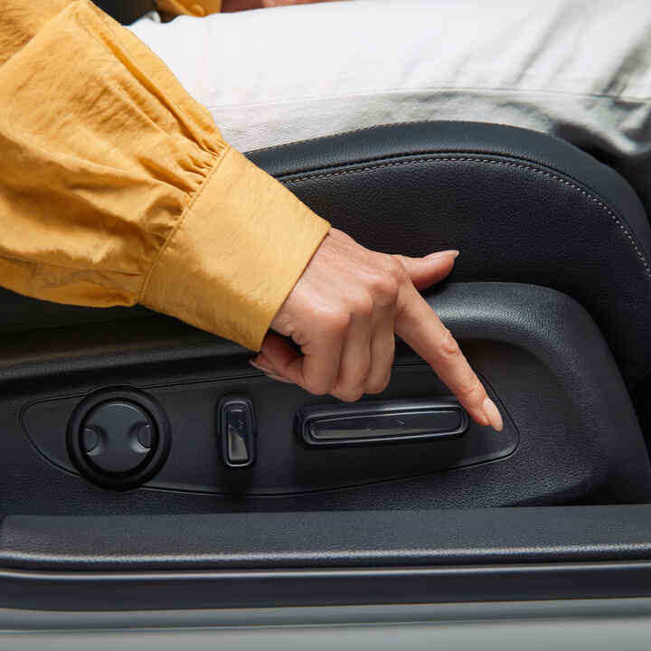 Közelkép a Honda Civic Hybrid ülésvezérlőiről.