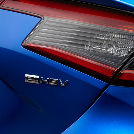 Drótvázas kép a Honda Civic e:HEV motorrendszereiről.
