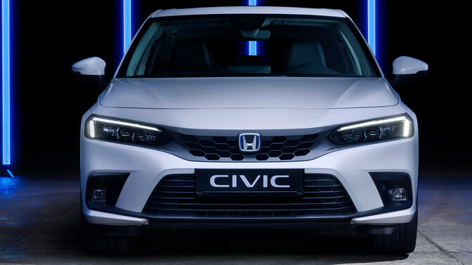 Közelkép a Honda Civic e:HEV emblémáról az autó hátulján.