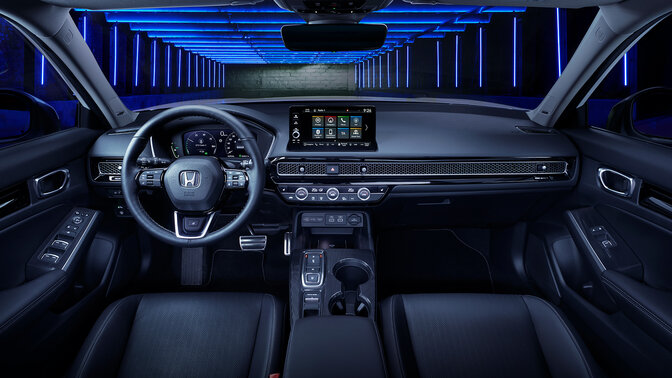 Közelkép a Honda Civic e:HEV műszerfaláról.