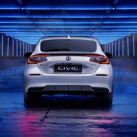 A Honda Civic e:HEV ferdehátú hátulról.