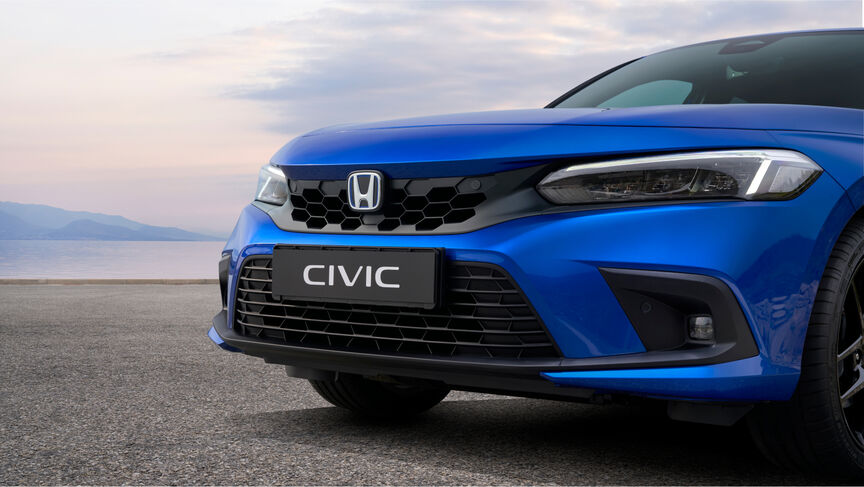 Közelkép a Honda Civic e:HEV elülső lökhárítójáról.