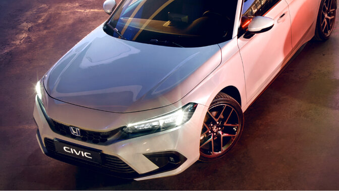 Közelkép a Honda Civic e:HEV adaptív fényszóróiról.