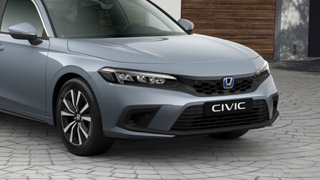 Közelkép a Honda Civic e:HEV első parkolóradarjairól.