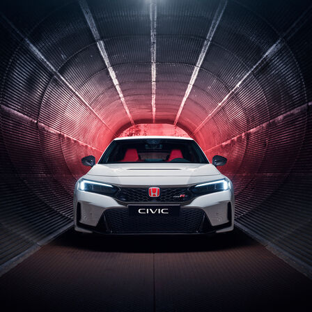 Elölről készült felvétel egy alagútban álló Honda Civic Type R modellről. 