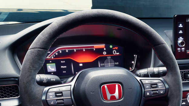 Közeli kép a Honda Civic Type R multiinformációs kijelzőjéről.