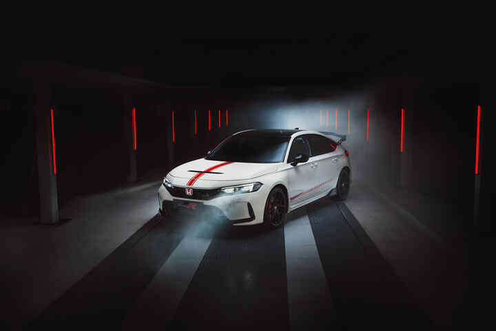Elölről készült felvétel egy alagútban álló Honda Civic Type R modellről. 