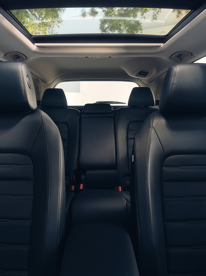 Az autó belső tere, elöl és hátul fűthető, fejtámlás fekete bőrülésekkel, tágas utastérrel és a természetes fényt beengedő üveg panorámatetővel.