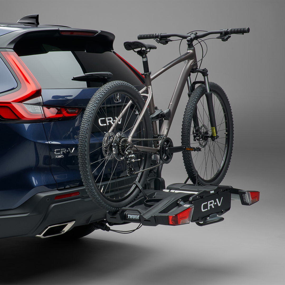 Háromnegyed-profilos Honda CR-V Hybrid gépkocsi hátulról, kerékpártartóval.