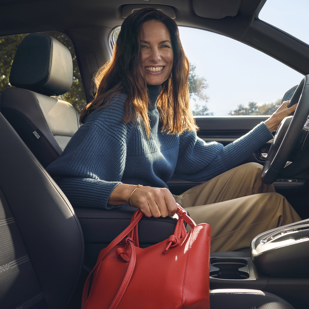 Közelkép a Honda CR-V Hybrid belteréről, fókuszban a kartámaszban lévő tárolóhely.