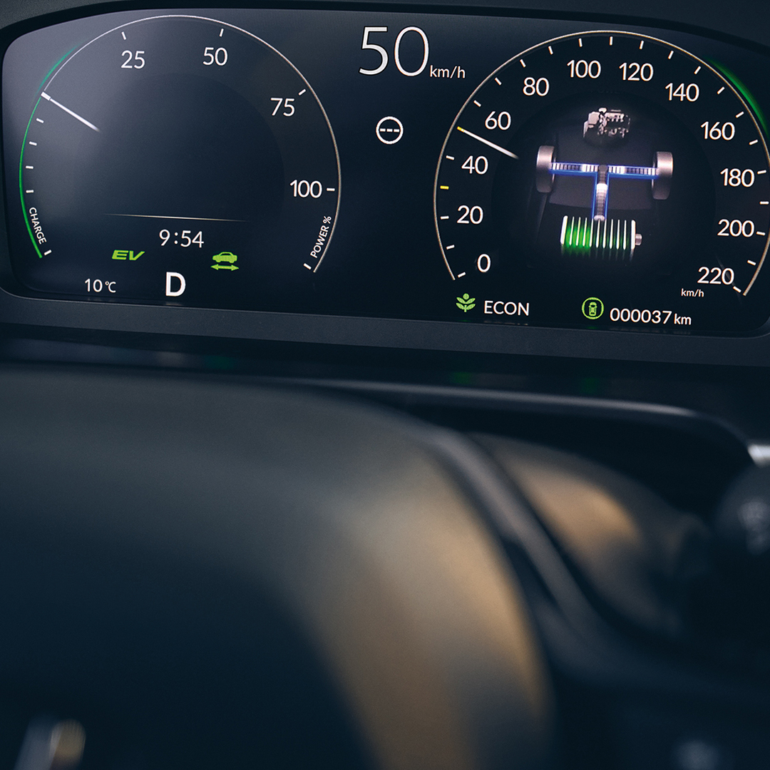 Közelkép a Honda CR-V Hybrid digitális vezetői kijelzőjéről.