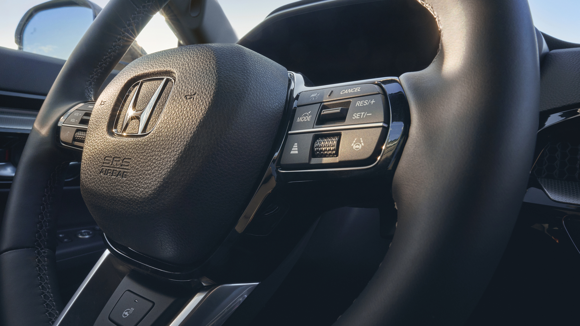 Közelkép a Honda CR-V Hybrid fűtött bőrbevonatú kormánykerékről.