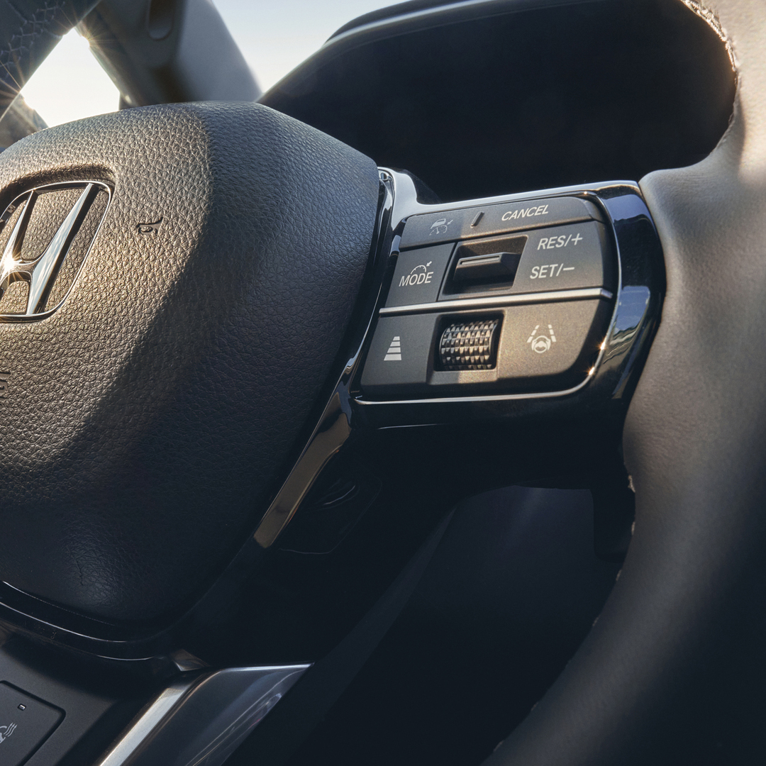 Közelkép a Honda CR-V Hybrid fűtött bőrbevonatú kormánykerékről.