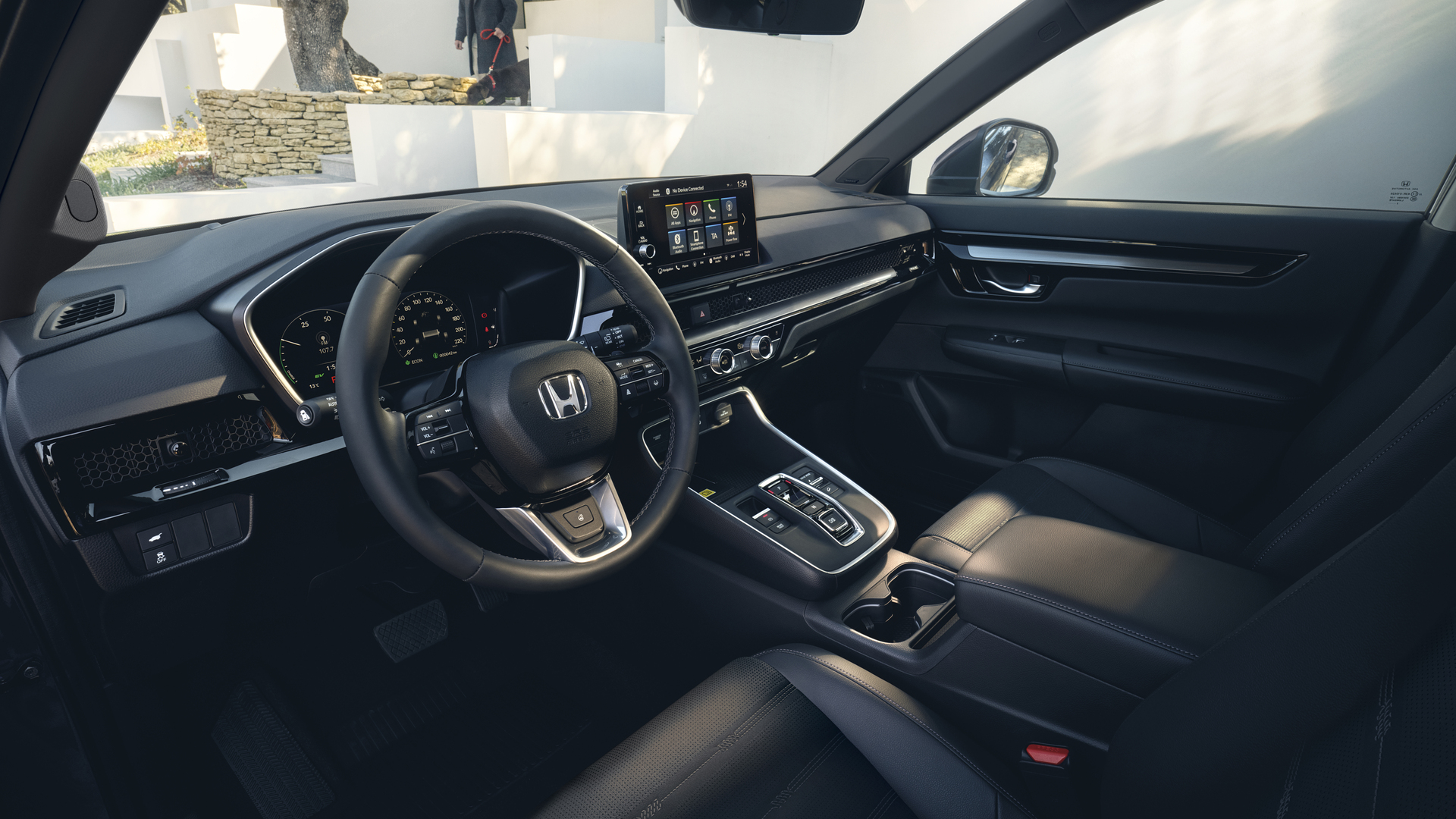 Háromnegyedes felvétel a Honda CR-V Hybrid SUV belteréről.
