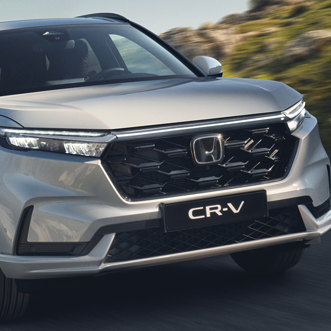 Háromnegyed-profilos elölnézeti kép a Honda CR-V Hybrid gépkocsiról hegyvidéki környezetben.