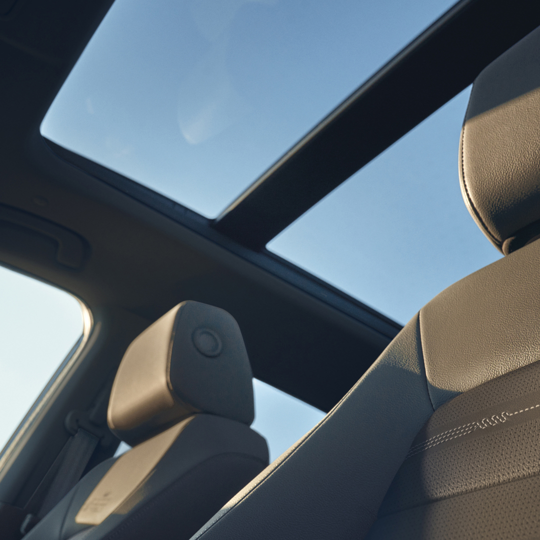 Közeli kép a Honda CR-V Hybrid panorámatetejéről.