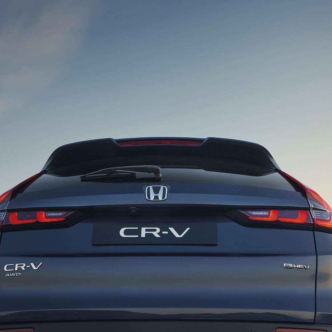 Közeli kép a Honda CR-V Hybrid parkolóradarjairól.