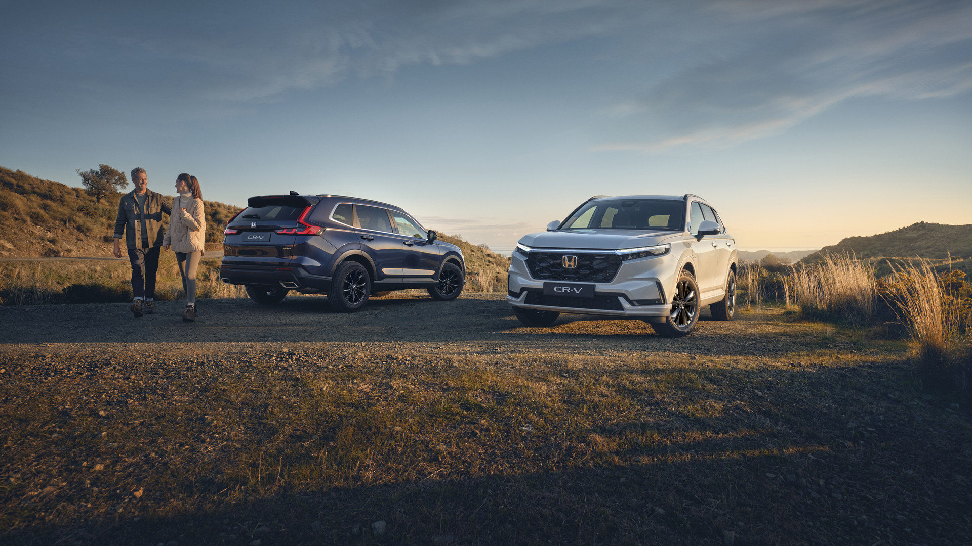 A parkoló CR-V-ktől elsétáló pár