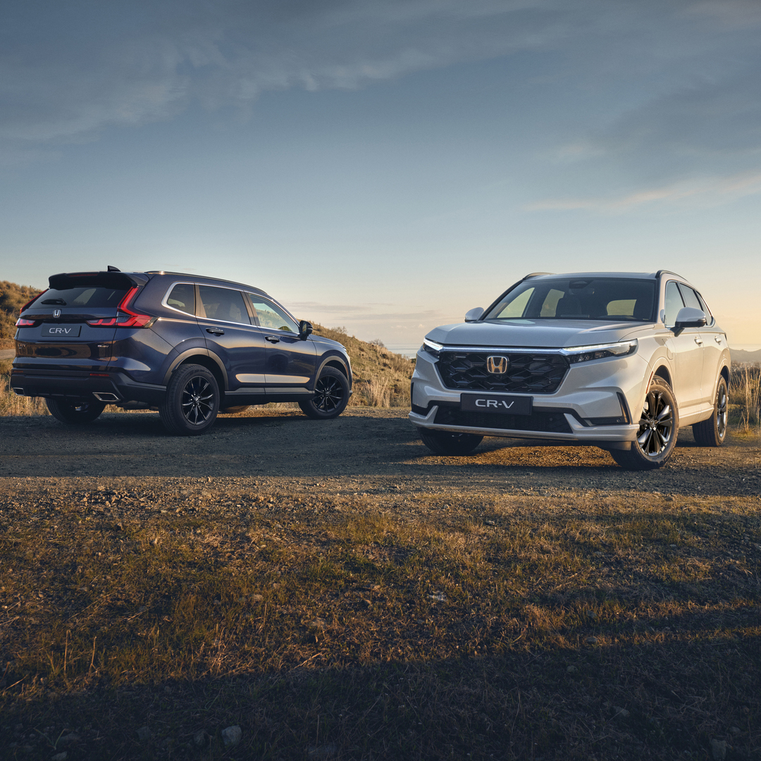 A parkoló CR-V-ktől elsétáló pár