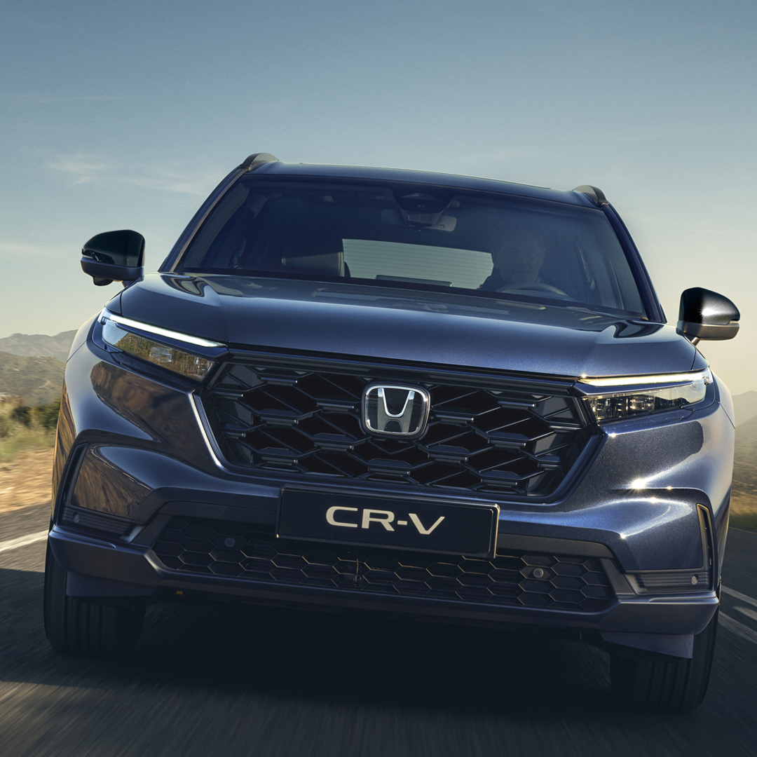 Hegyvidéki úton haladó Honda CR-V Hybrid elölről.