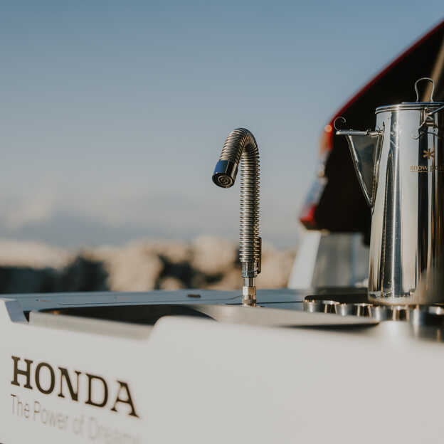 Christian Horner a Honda Hrybrid SUV belsejében