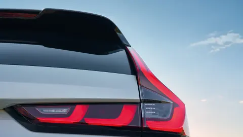CR-V Hybrid SUV közelkép a hátsó lámpákról.