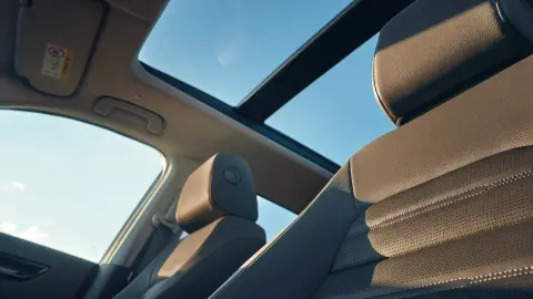 CR-V Hybrid SUV belső felvétel a panoráma üvegtetőről.