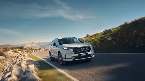 CR-V Hybrid SUV elölről, hegyi környezetben.