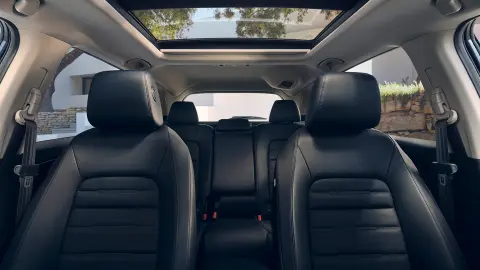 CR-V Hybrid SUV közelkép a belső fűthető első és hátsó bőrülésekről.