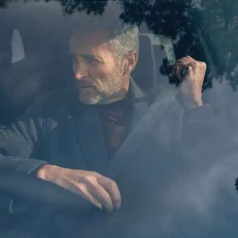 Közelkép egy leparkolt CR-V Hybrid SUV kerekéről és oldaláról.