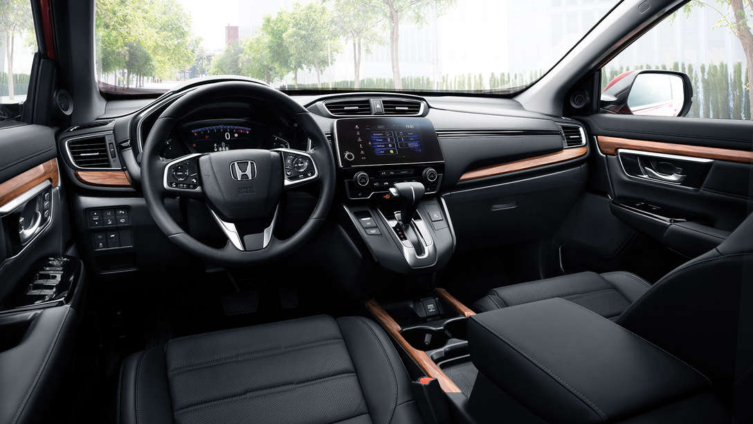 Közeli felvétel a Honda CR-V műszerfaláról városi környezetben.
