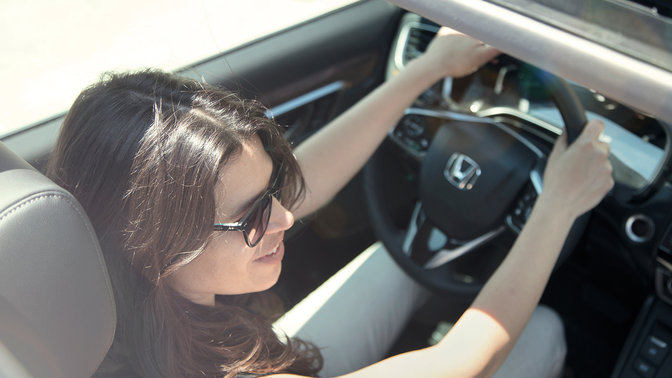 Közelkép a Honda CR-V finom tapintású paneljéről.