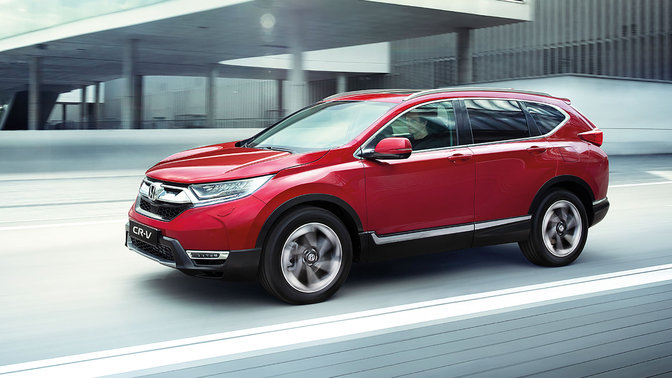 Háromnegyedes, városi felvétel a Honda CR-V elejéről.