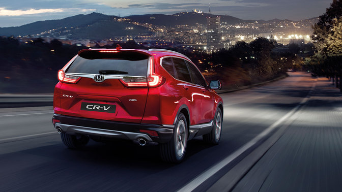 A Honda CR-V hátulja háromnegyedes nézetben, hegyi úton.
