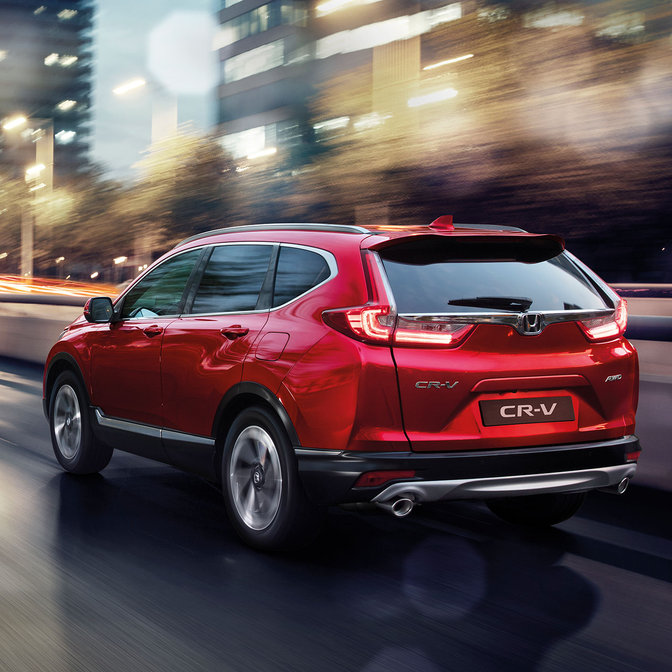 A Honda CR-V hátulja háromnegyedes nézetben, városi környezetben.