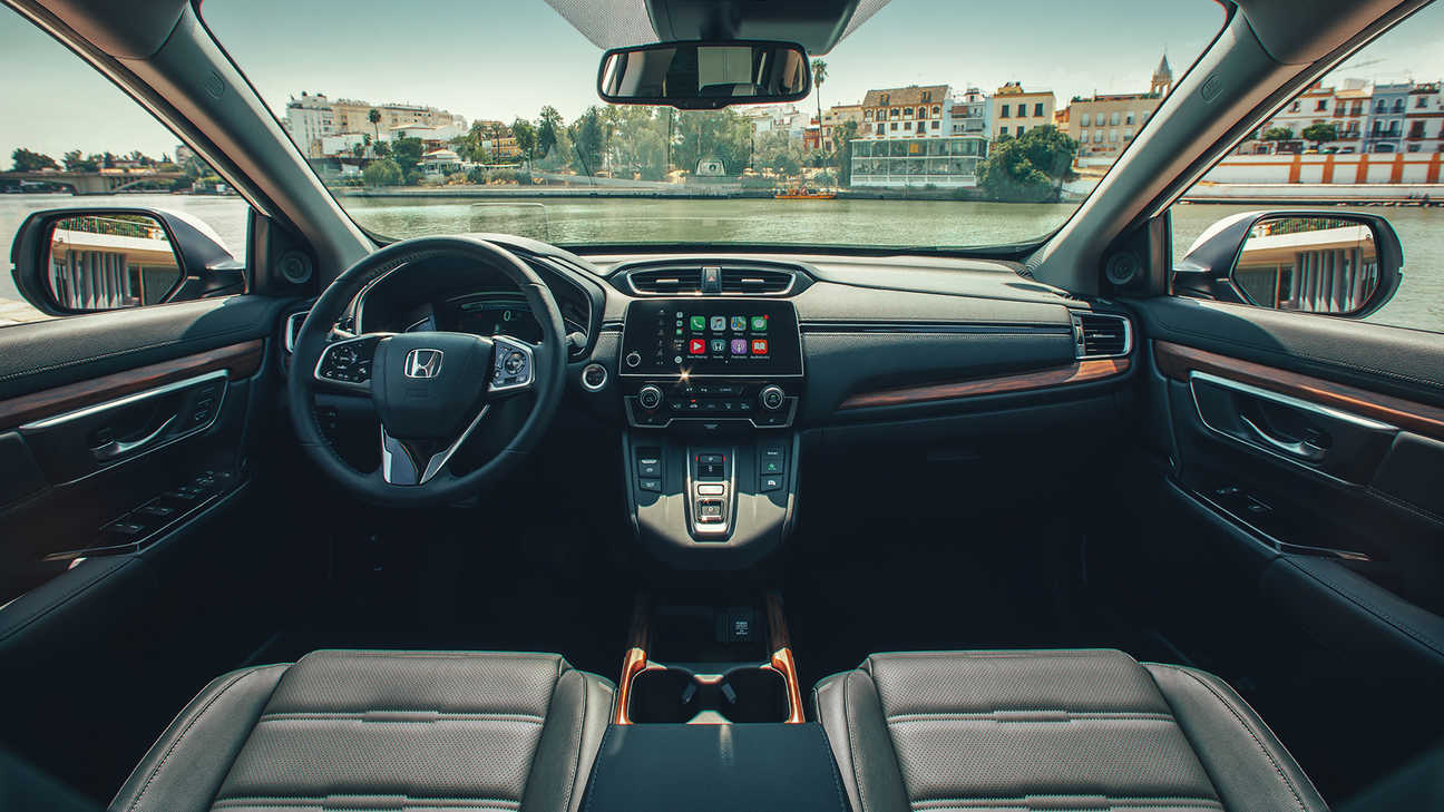 A Honda CR-V Hybrid műszerfala nagy látószögű nézetben, utcai környezetben.