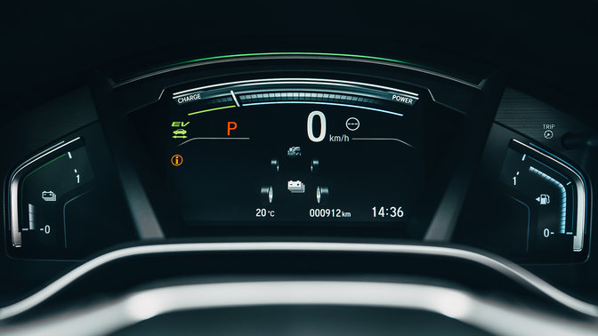 A Honda CR-V hibrid TFT-kijelzőjének oldalnézeti képe.