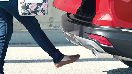 A Honda CR-V hibrid kézhasználatmentes csomagtartónyitása oldalnézetben.