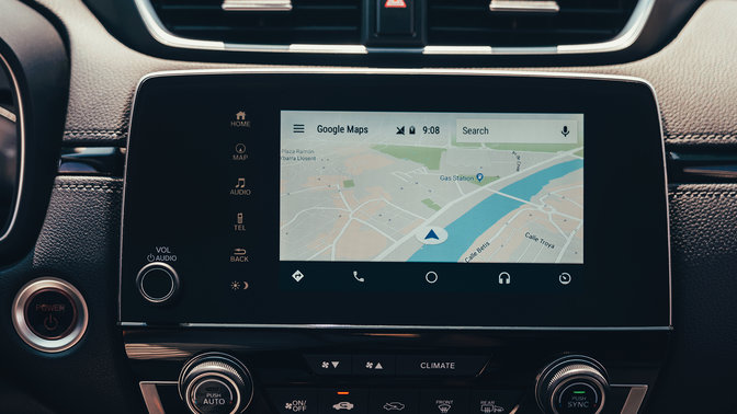 Közeli oldalnézeti kép a Honda CR-V hibrid érintőképernyőjének ikonjairól.