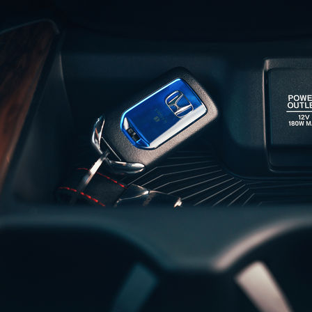 Közelkép a Honda CR-V hibrid kulcsáról.