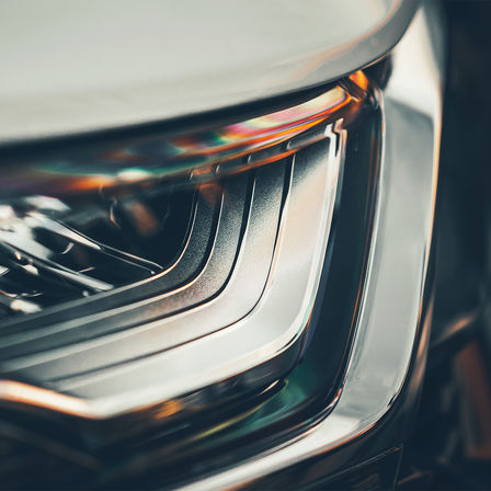 Elölnézeti kép a Honda CR-V hibrid fényszórójáról.